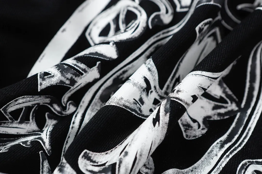 M12—P210 -Chrome Hearts/Chrome Hearts printed sweatshirt cardigan jacket -420 grams of high-density, high-quality wool, soft, delicate and skin-friendly, soft and silky to the touch, warm and skin-friendly -The hardware and zipper accessories are all customized and full of details -Colour: black -Size: S M L XL